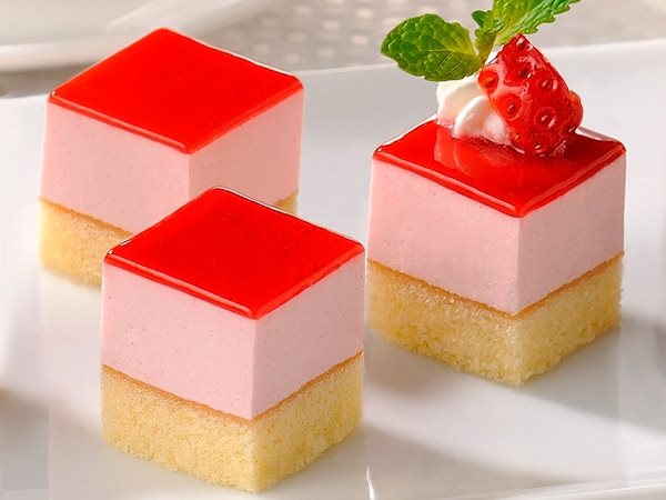 【冷凍】【在庫限】カット済ケーキレアーストロベリー(とちおとめ苺果汁使用) 367G