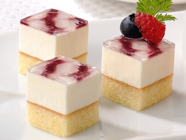 【冷凍】カット済ケーキレアーチーズ(北海道産クリームチーズ使用) 382G