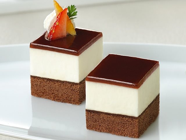【冷凍】カット済ケーキティラミス(北海道産マスカルポーネ使用) 367G