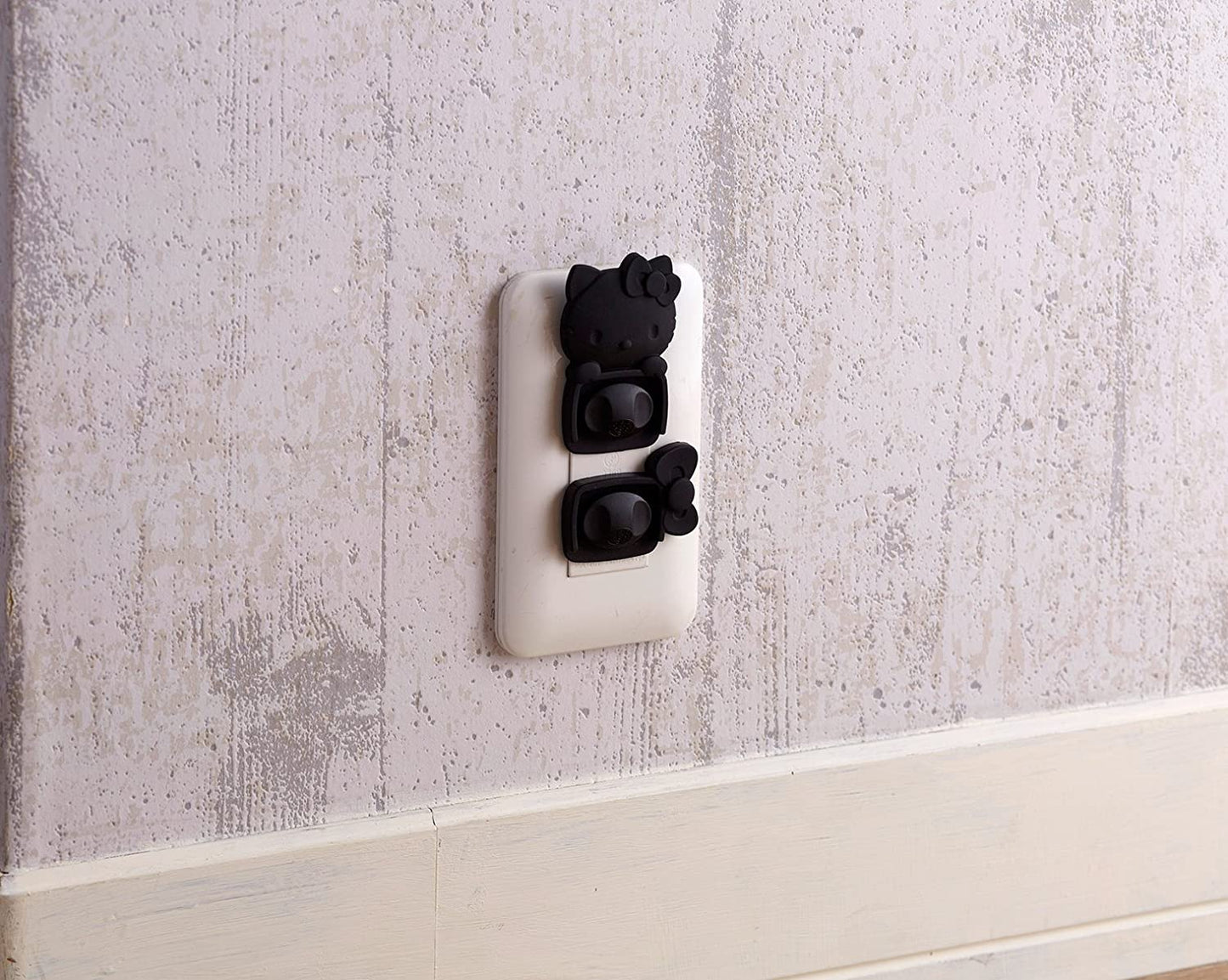 スマイルキッズ ハローキティのコンセントガード ブラック AKN-19